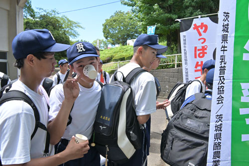 牛乳を飲む大会参加選手の様子