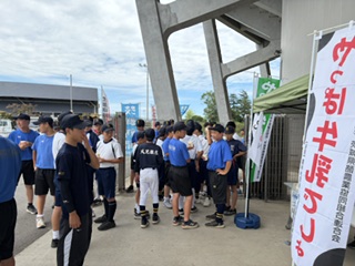 牛乳提供ブースに集まる大会参加者の様子