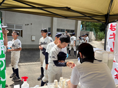 野球選手へ牛乳を提供する様子