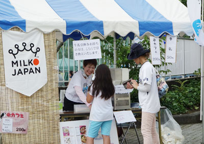 ちびっ子野球選手権での牛乳の販売写真